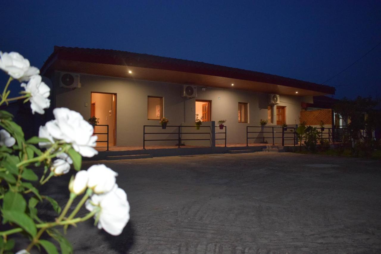 מיתיקאס Rose Garden Apartments מראה חיצוני תמונה